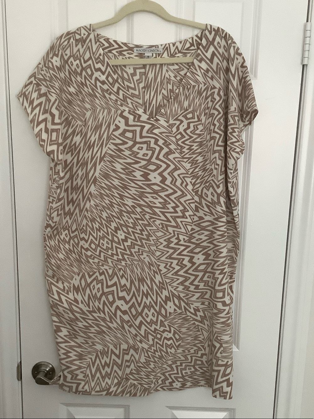 Maggy London Taupe & Cream Abstract Short Sleeve Shift Dress